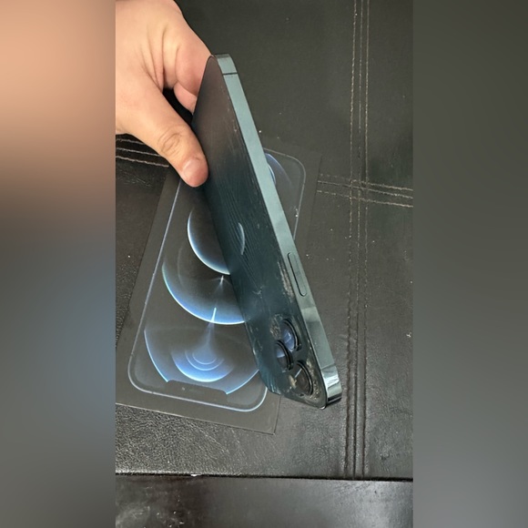 iPhone 12 Pro Max - Picture 9 of 11